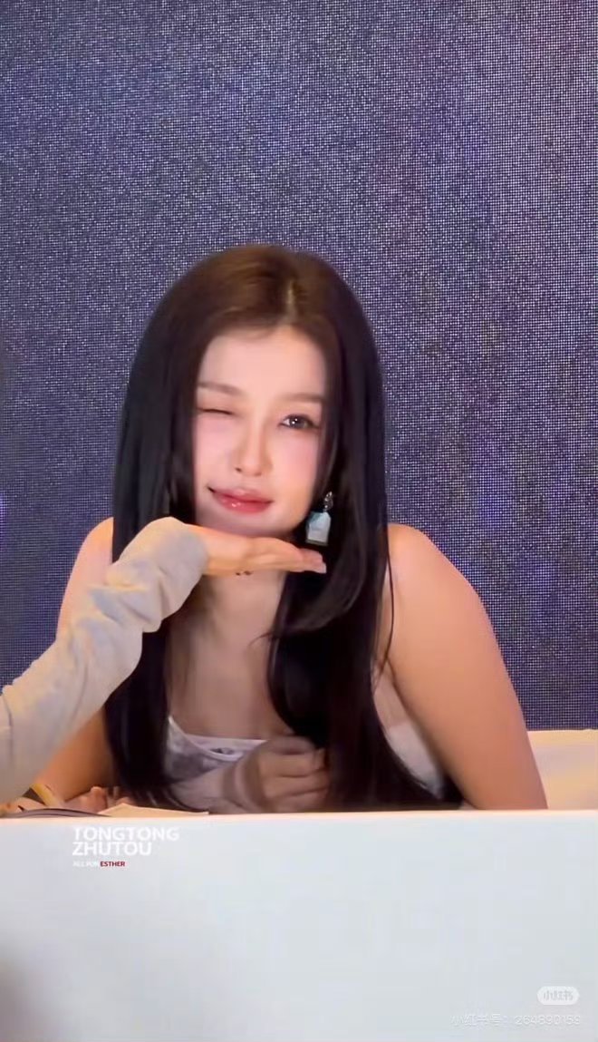 虞书欣ysx天梭品牌代言人虞书欣ysx虞书欣"我执笔卷写你的青春远方的光与月