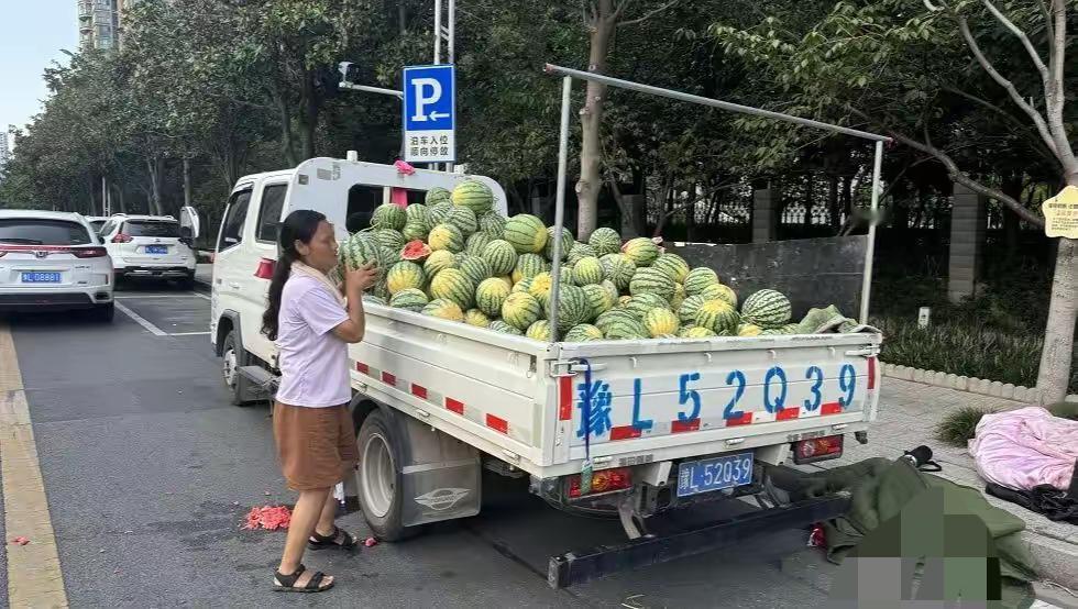 患癌妈妈身挂尿袋携9岁女儿街头卖瓜，河南漯河市民爱心接力抢购街头瓜车：宫颈癌