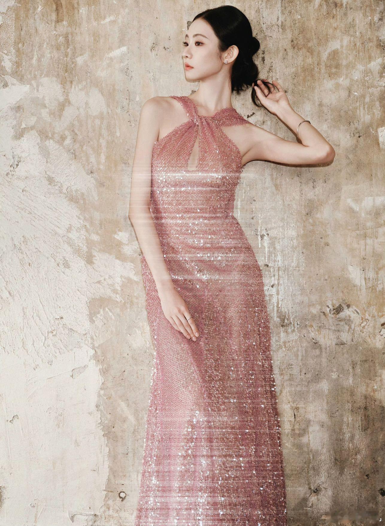 连光都偏爱张艺凡身穿粉色亮片裙的贵气的大小姐！从发丝到裙摆的精致，天鹅颈衬得气