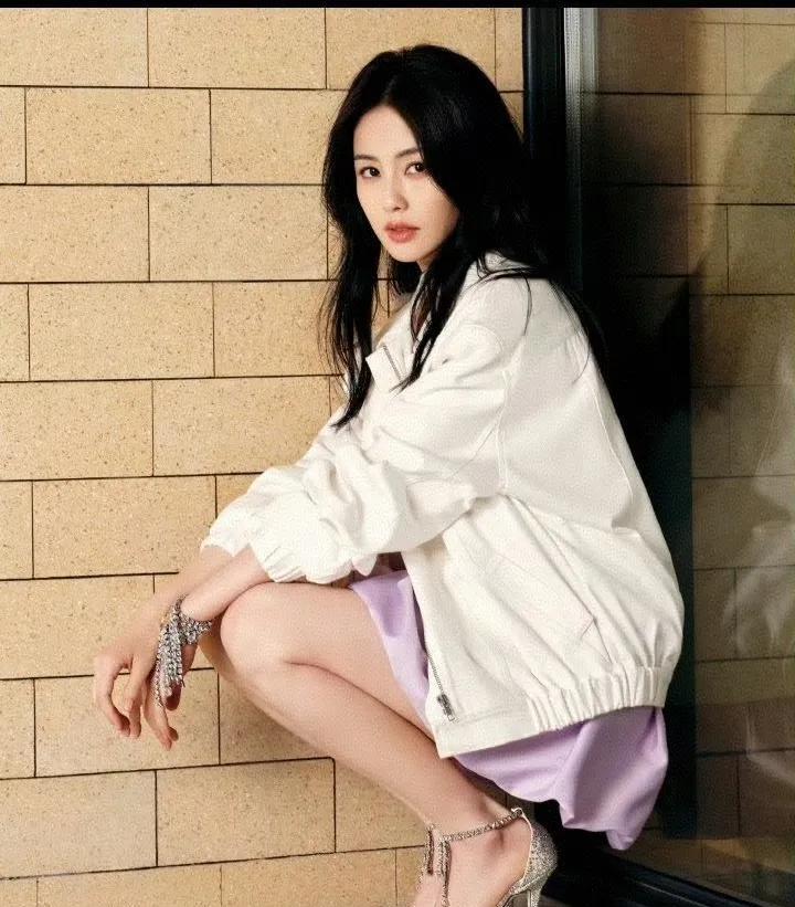 #白鹿#在不同风格间自如切换，白色外套的清新、黑色皮衣的酷飒、灰色西装的干练，每