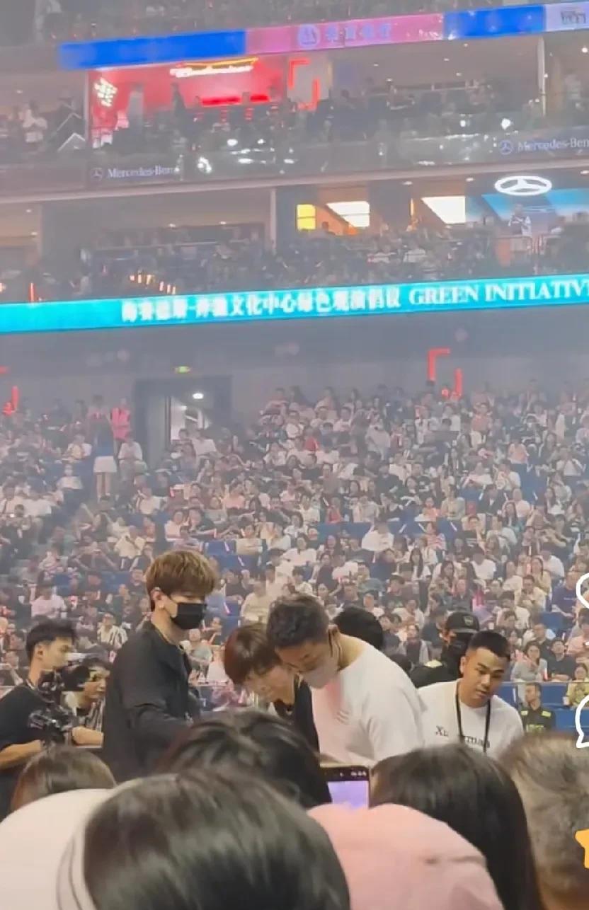 许昕和姚彦去看王力宏的演唱会了。王力宏还是那么帅气，今天王力宏演唱会上海站，现