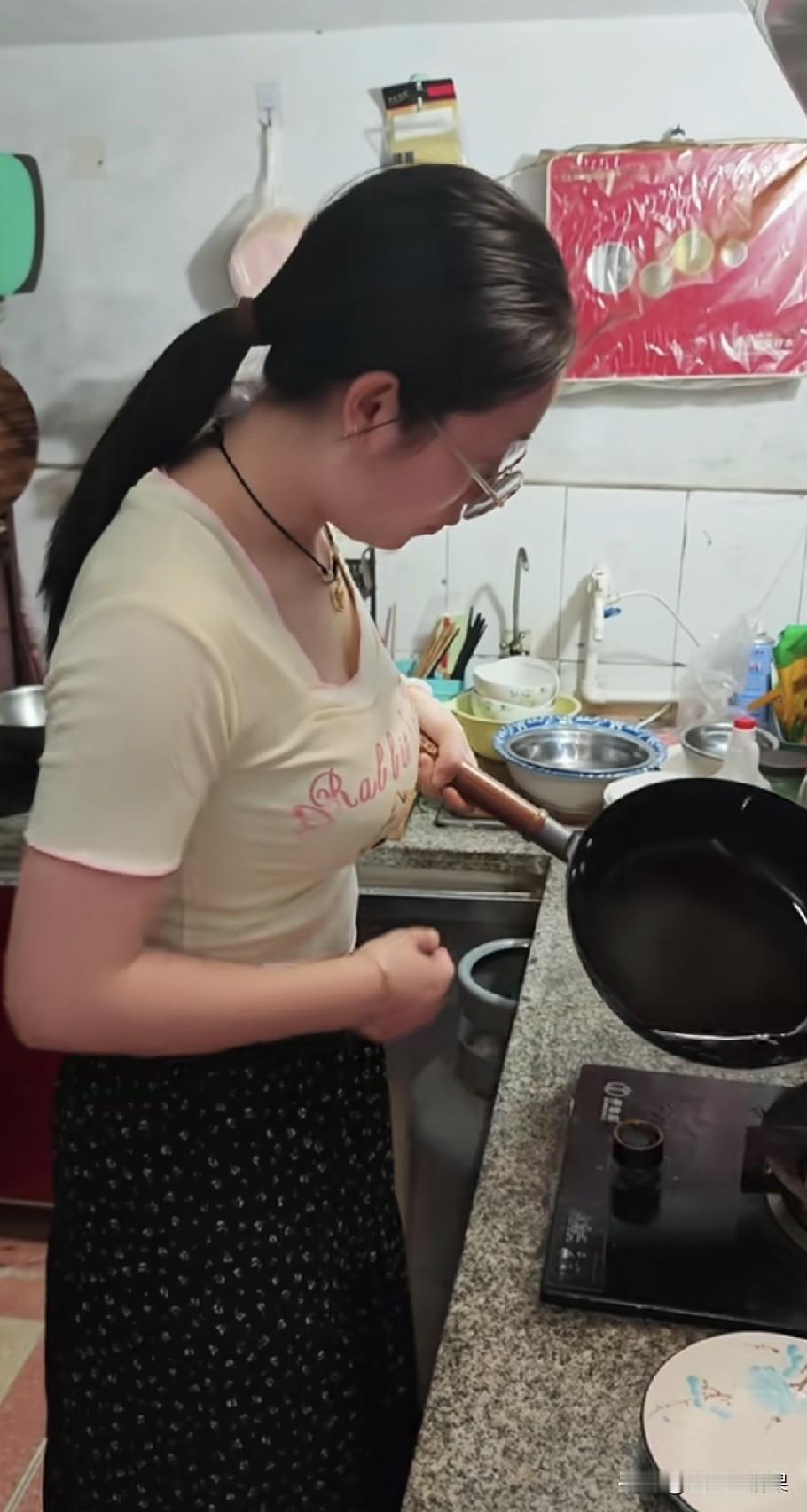 男人娶老婆一定要娶会做饭的，这样在婚后的生活你就知道有多幸福了。举个例子，上了