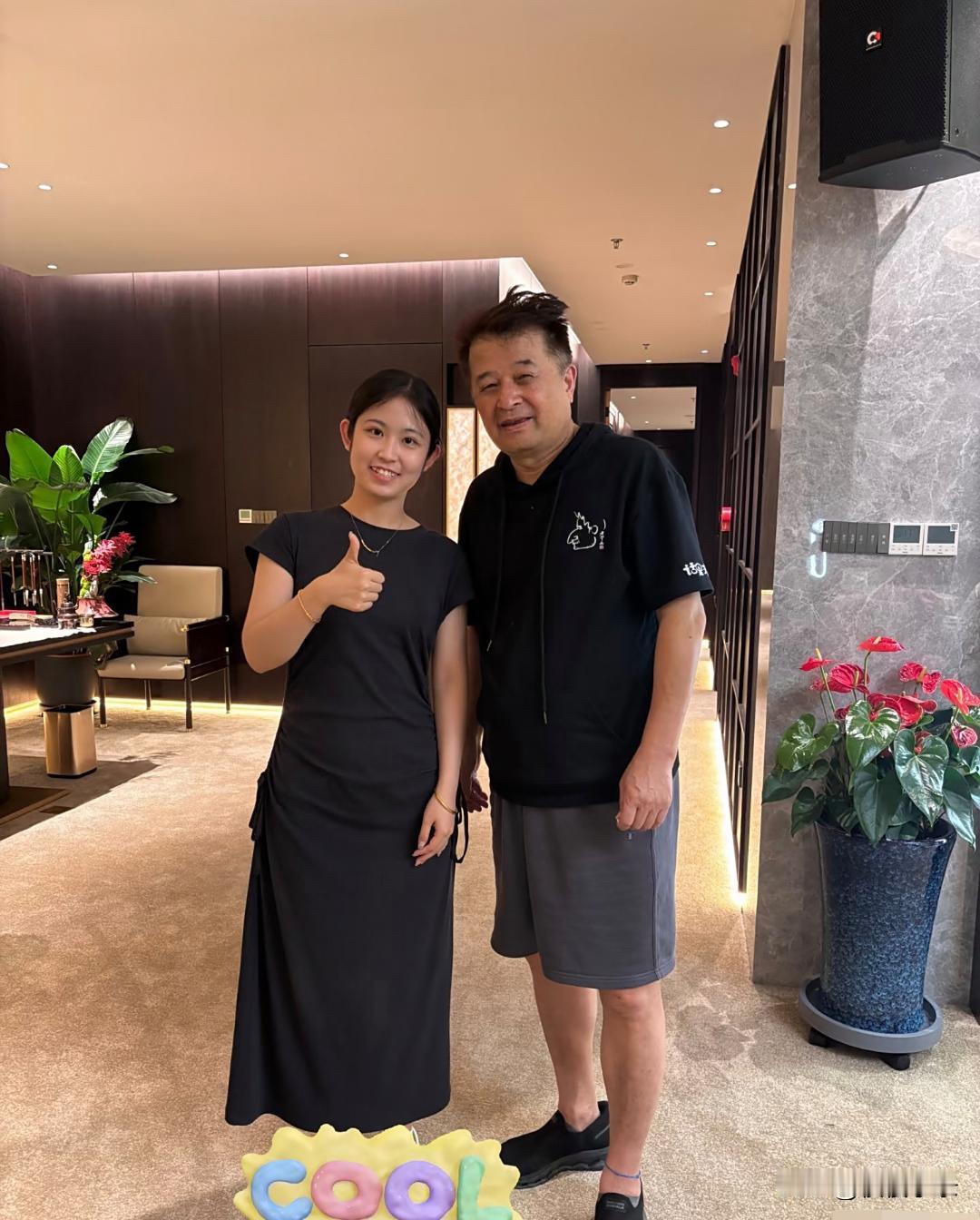 66岁毕福剑在北京被偶遇，他整个人苍老了好多，双眼好奇怪，看起来没精神，完全没有