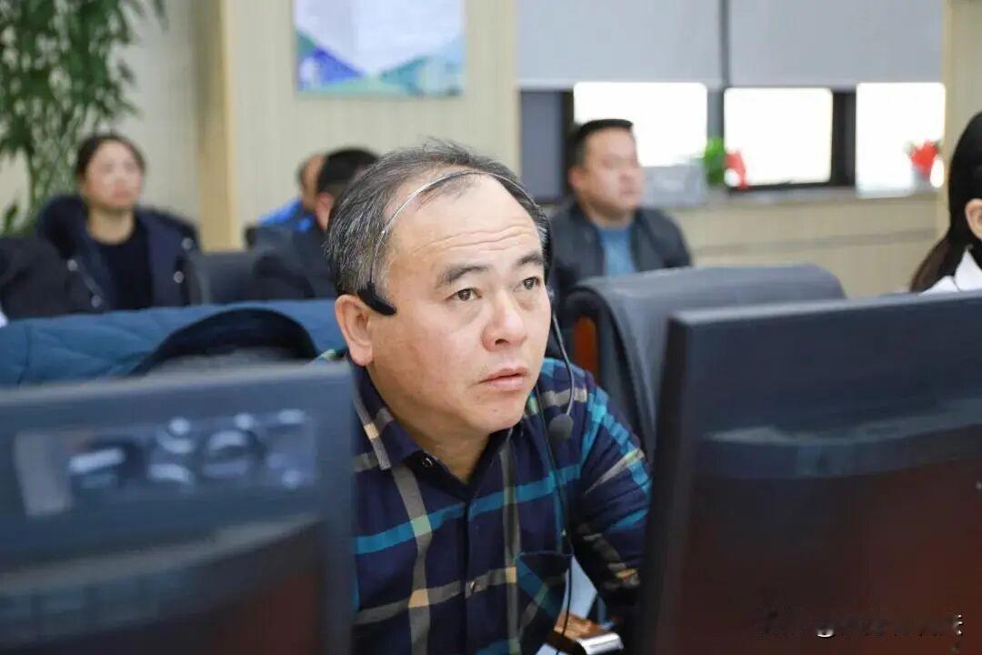 在退休数年之后，陈虹主动向组织交代问题。这说明，在此之前已经对陈虹介入调查。