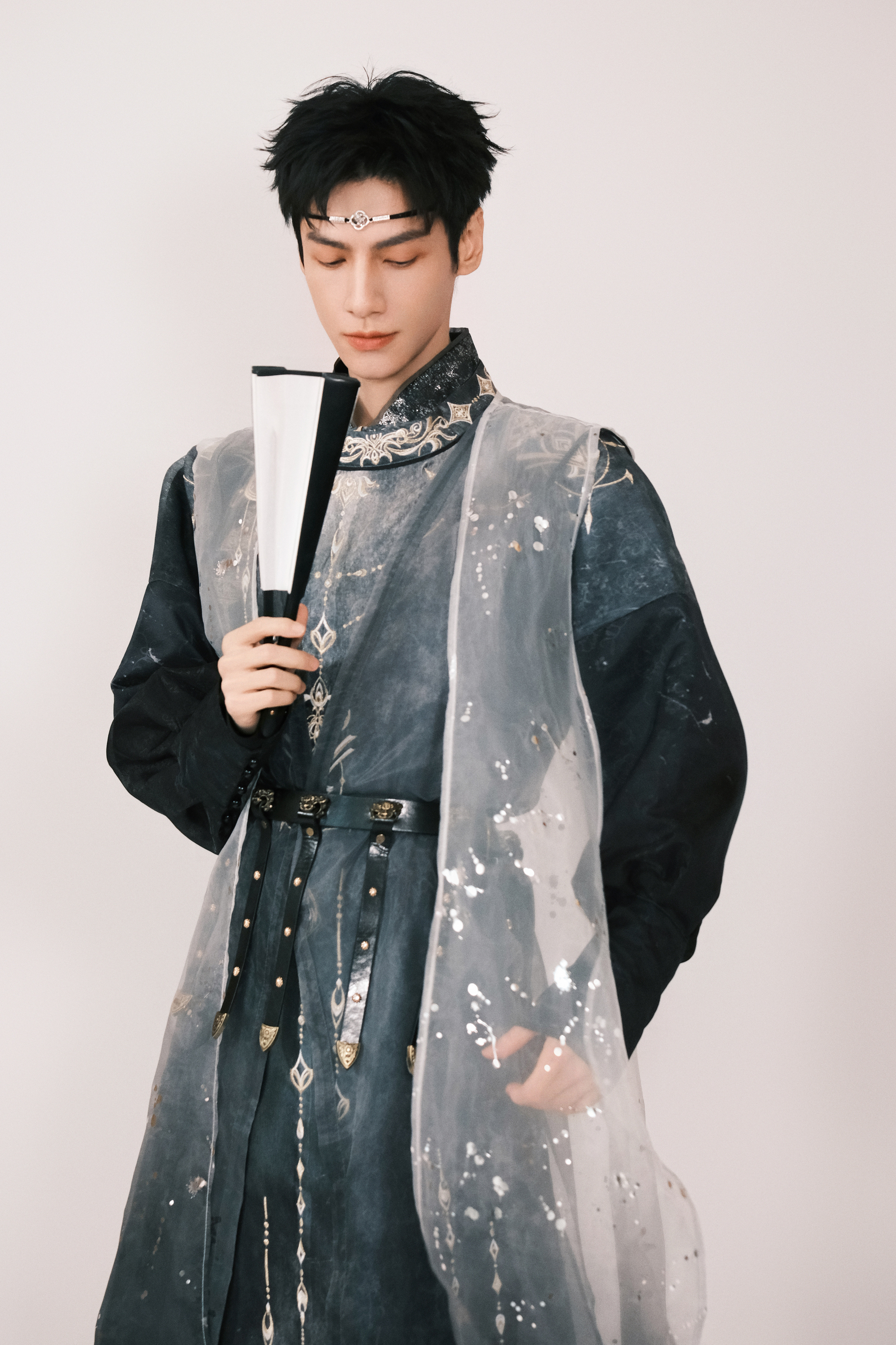 罗云熙工作室🧣2025.10.29行舟于江湖，心藏星罗万象，亦观云卷云舒。罗