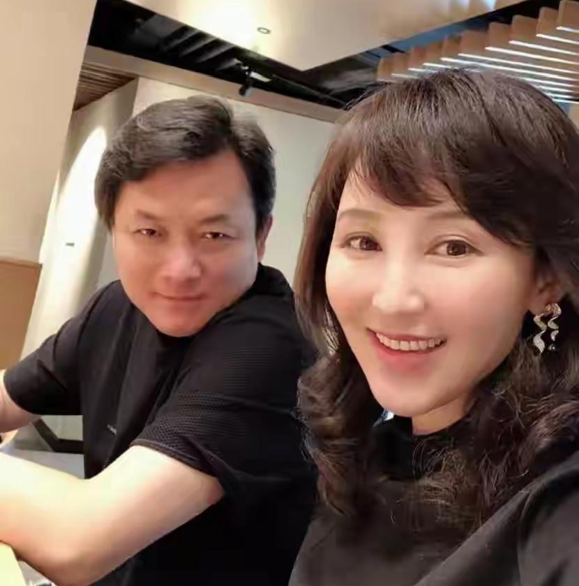 导演郭靖宇说：我和我老婆（指岳丽娜）17、8岁就在一起了，离婚都说了300多次了