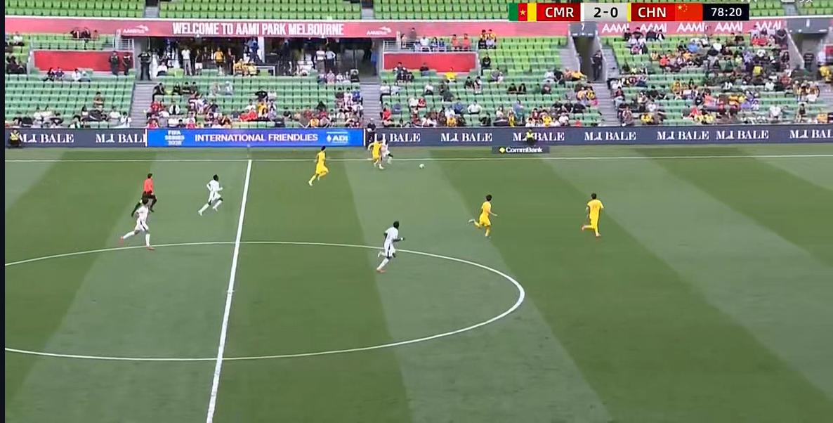 虽然解说在为谢文能解释。谢文能刚上场，还没有进入状态，虽然谢文能是国足中速度比