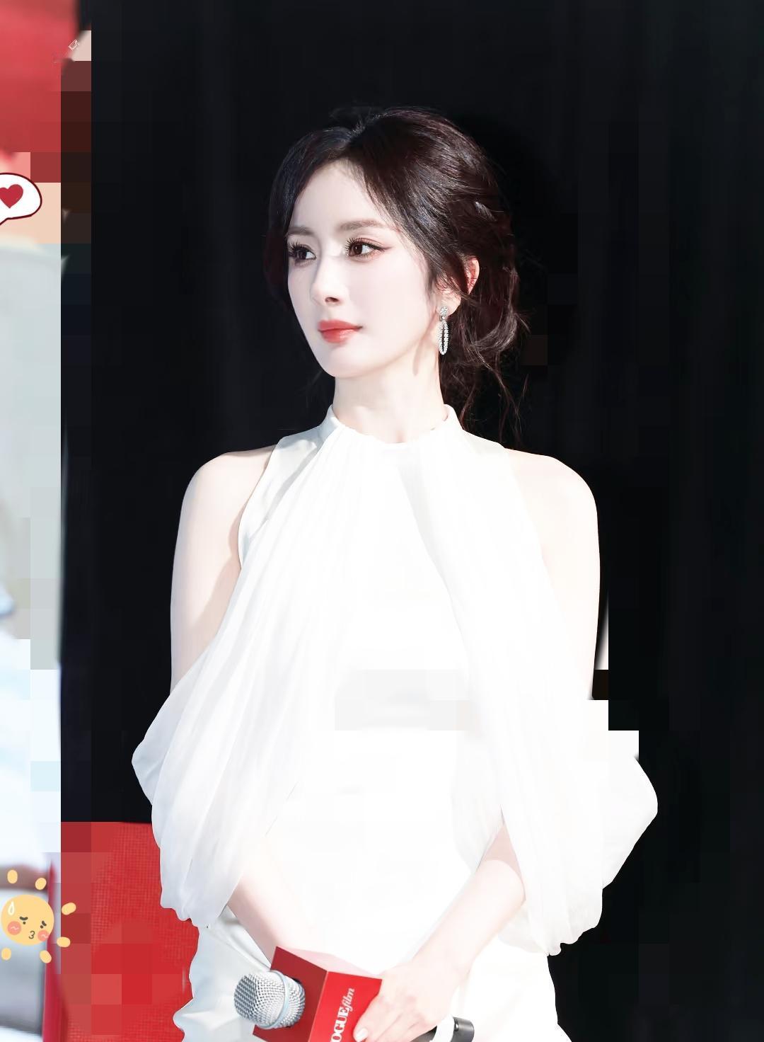 我想说怪不得杨幂不帮黄晓明宣传新剧她早用行动说明：比起表面吆喝，她更认“实打