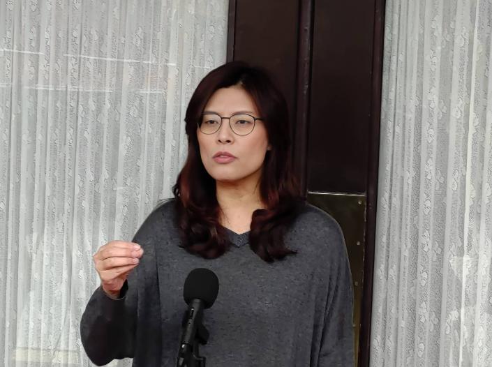 郑丽文为何不用张亚中？郑丽文不用张亚中，这步棋走得稳。张亚中的