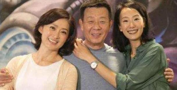 “我劝大家千万别学我，娶俩老婆太要命了。”1996年，寇世勋带着身材火辣的许黎丹
