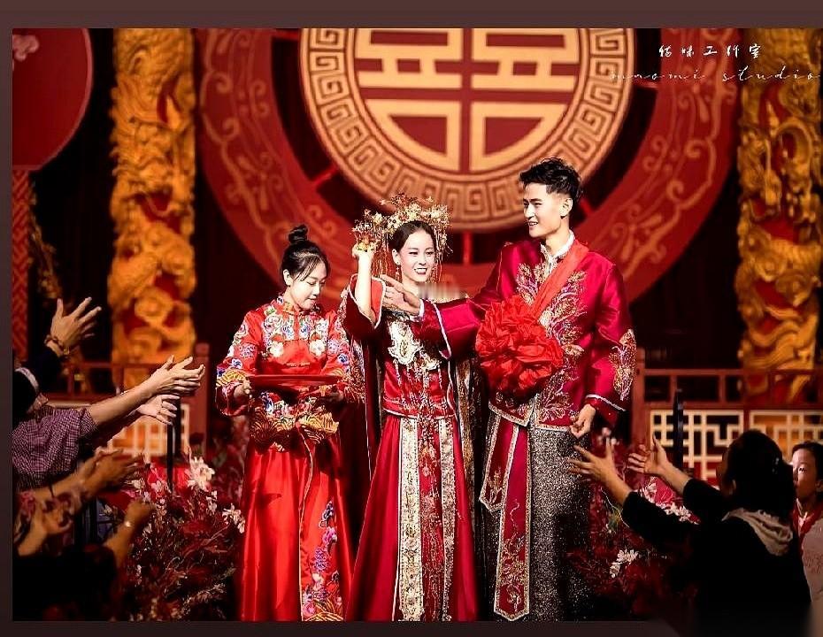 奥运冠军杨家玉，今天大婚。镜头前，一辆车头扎满鲜花的劳斯莱斯缓缓停稳。车门一