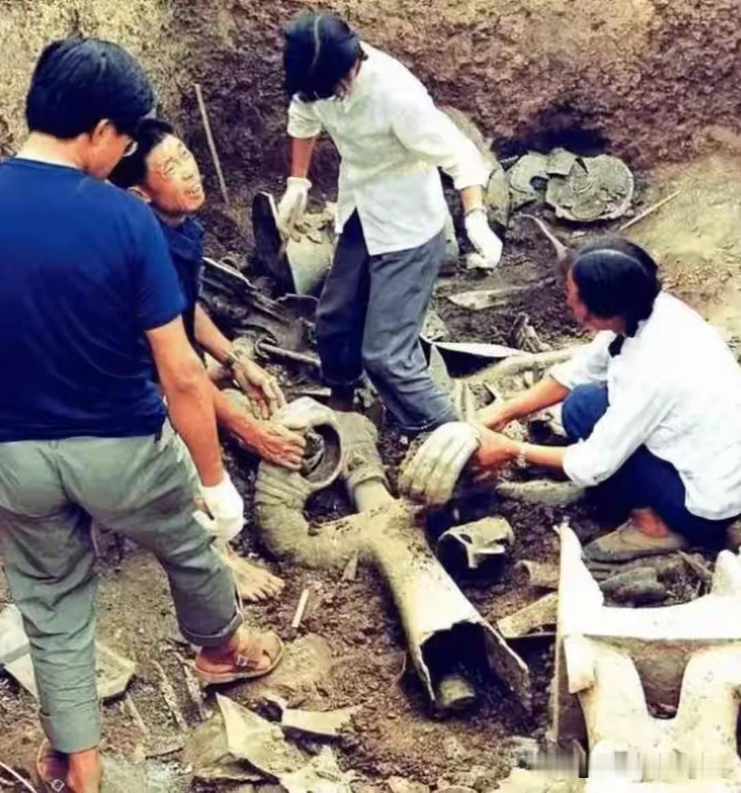 一件重四十四克的金冠带，在成都西郊的渣土堆上躺了整整三十天。那地方挨着一个工