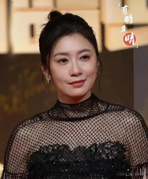 贾静雯近照曝光，全然不像一位52岁的女性。她宛如天生丽质的佳人，脸上不见整形的痕