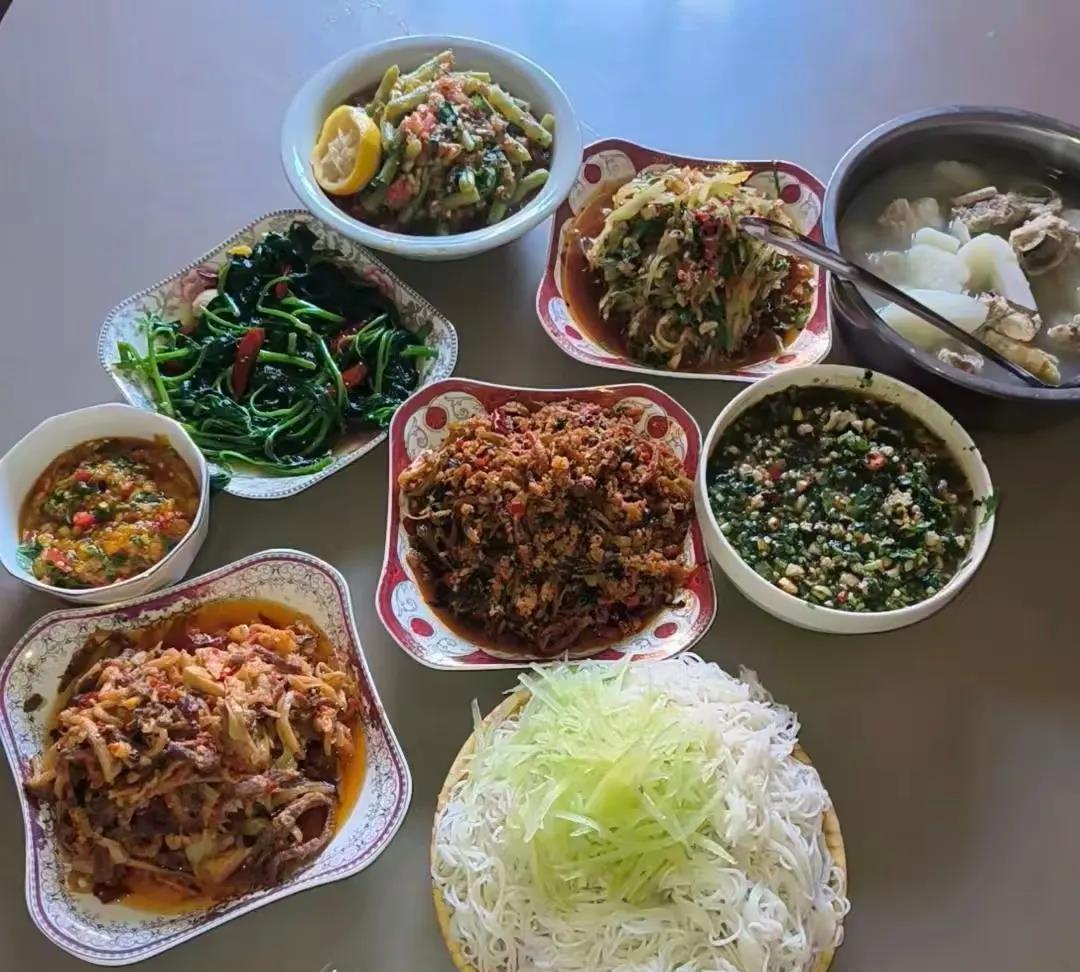 这是我家的家宴。算不算丰盛？大家觉得是南方还是北方的家宴？