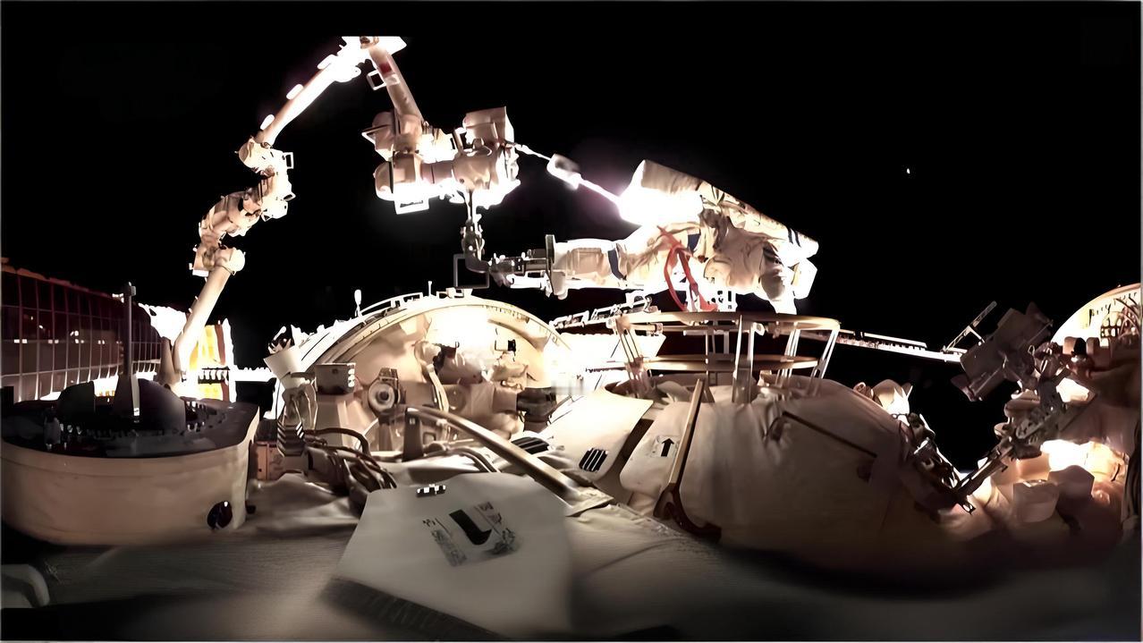 专家研判神20返回舱玻璃裂纹情况出来了2025年11月4日，神舟二十号返回舱