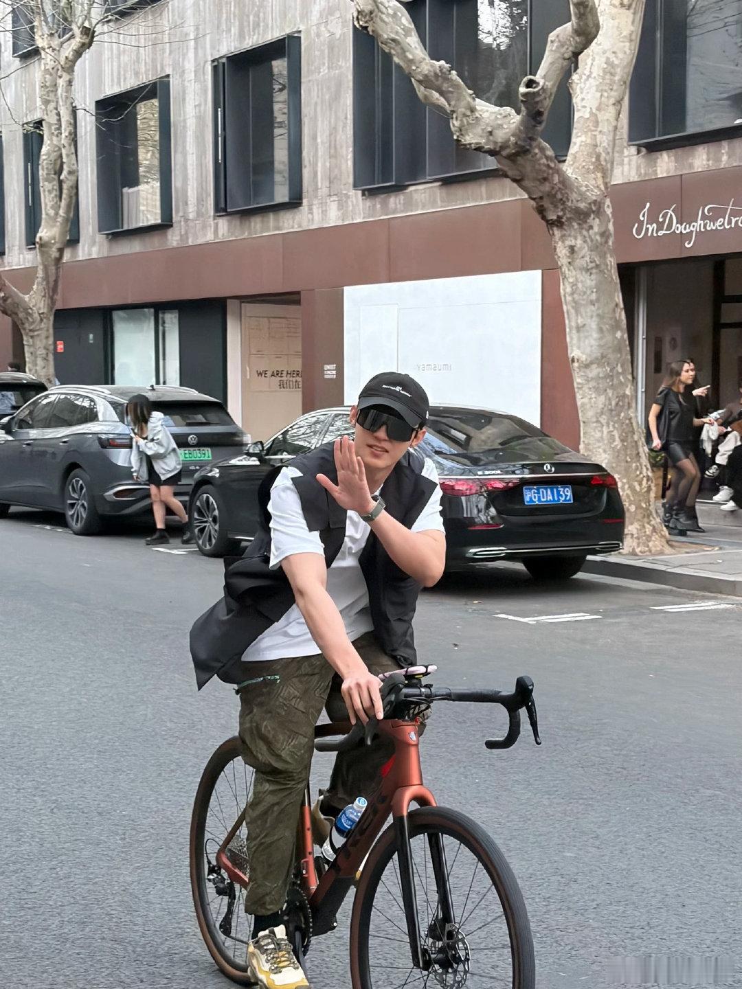 黄景瑜黄景瑜把自行车拎出了纸片感黄景瑜单手拎自行车戏里塑造各类硬核角色，戏外体