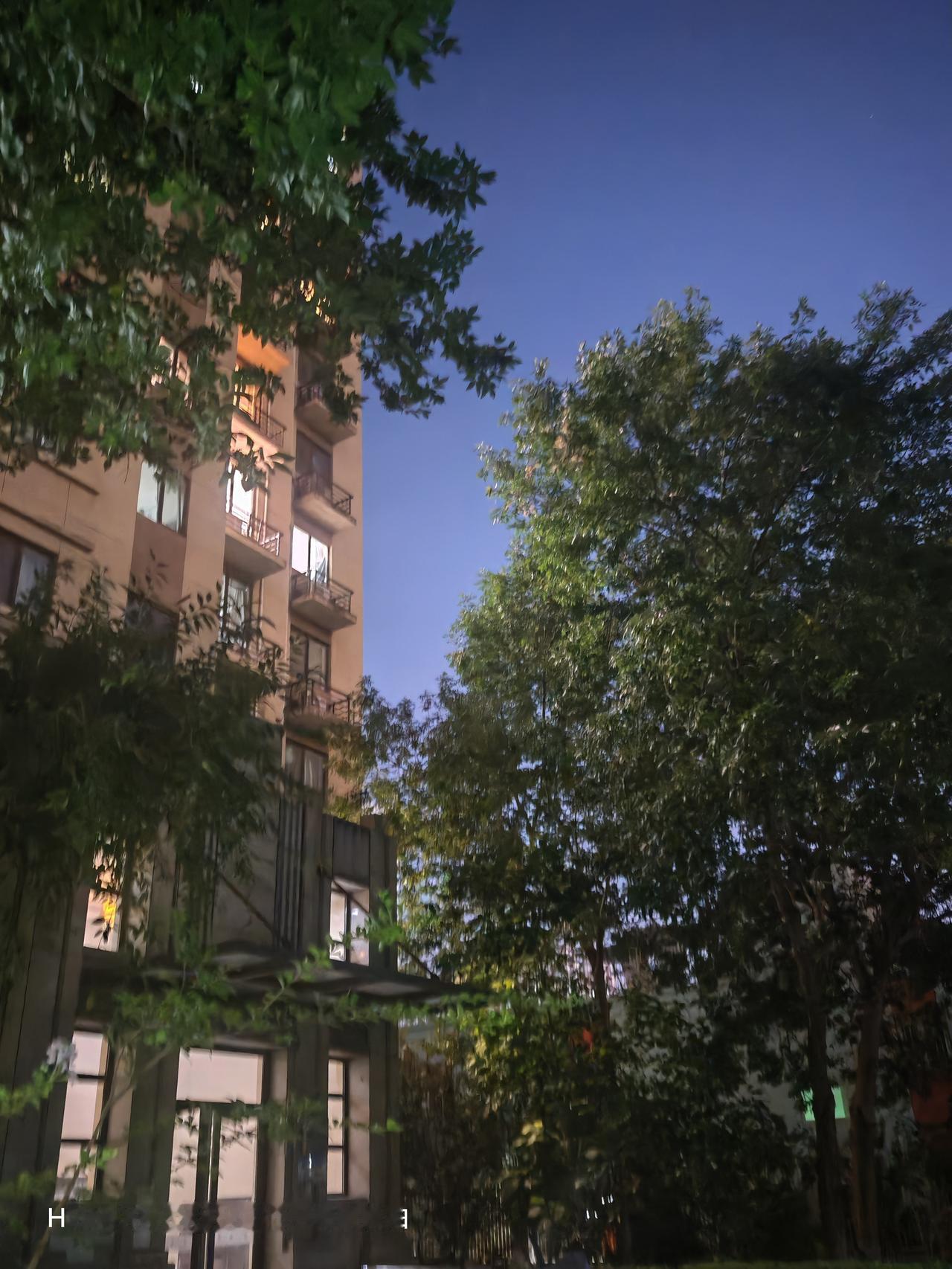 夜色中，城市繁华与宁静交织。北京通州华远铭悦小区里的夜晚静俏俏