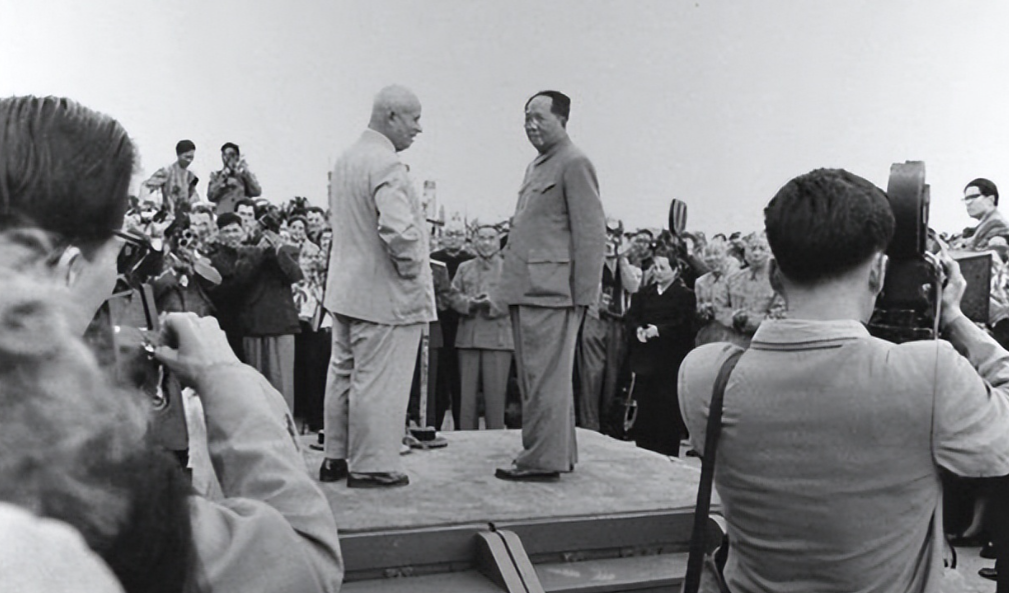 1964年10月15日，赫鲁晓夫下台，16日中国第一颗原子弹爆炸成功。卡斯特罗得