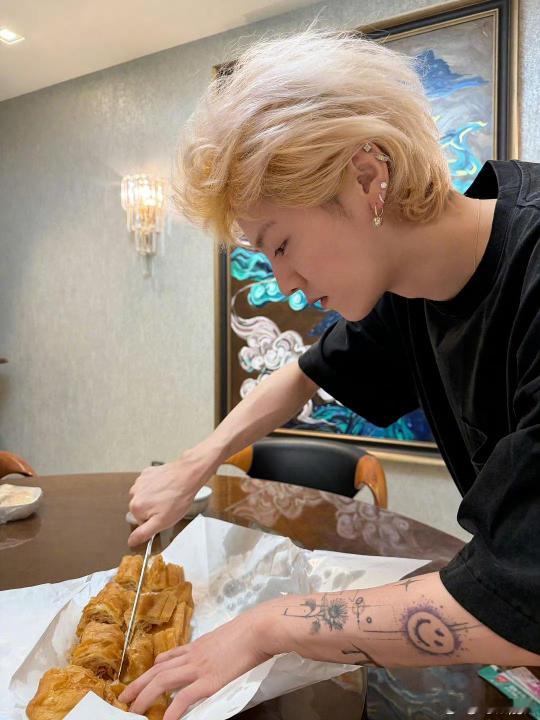 老舅祝鹿晗生日快乐老舅为鹿晗庆生老舅为鹿晗庆生应该