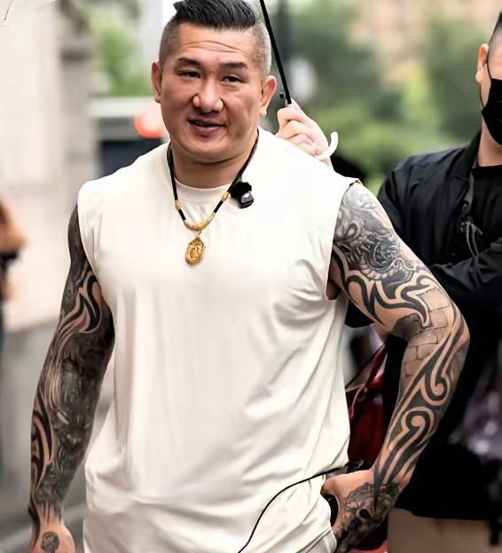 人赚不到认知以外的钱。台湾网红馆长真的没有想到，自己在台湾骂遍绿营、浑身刺青