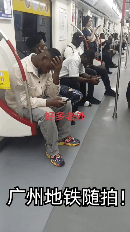 广州地铁随拍。车厢里一眼望去竟然全是黑人？要不是看到一名站在车门处的那名戴眼
