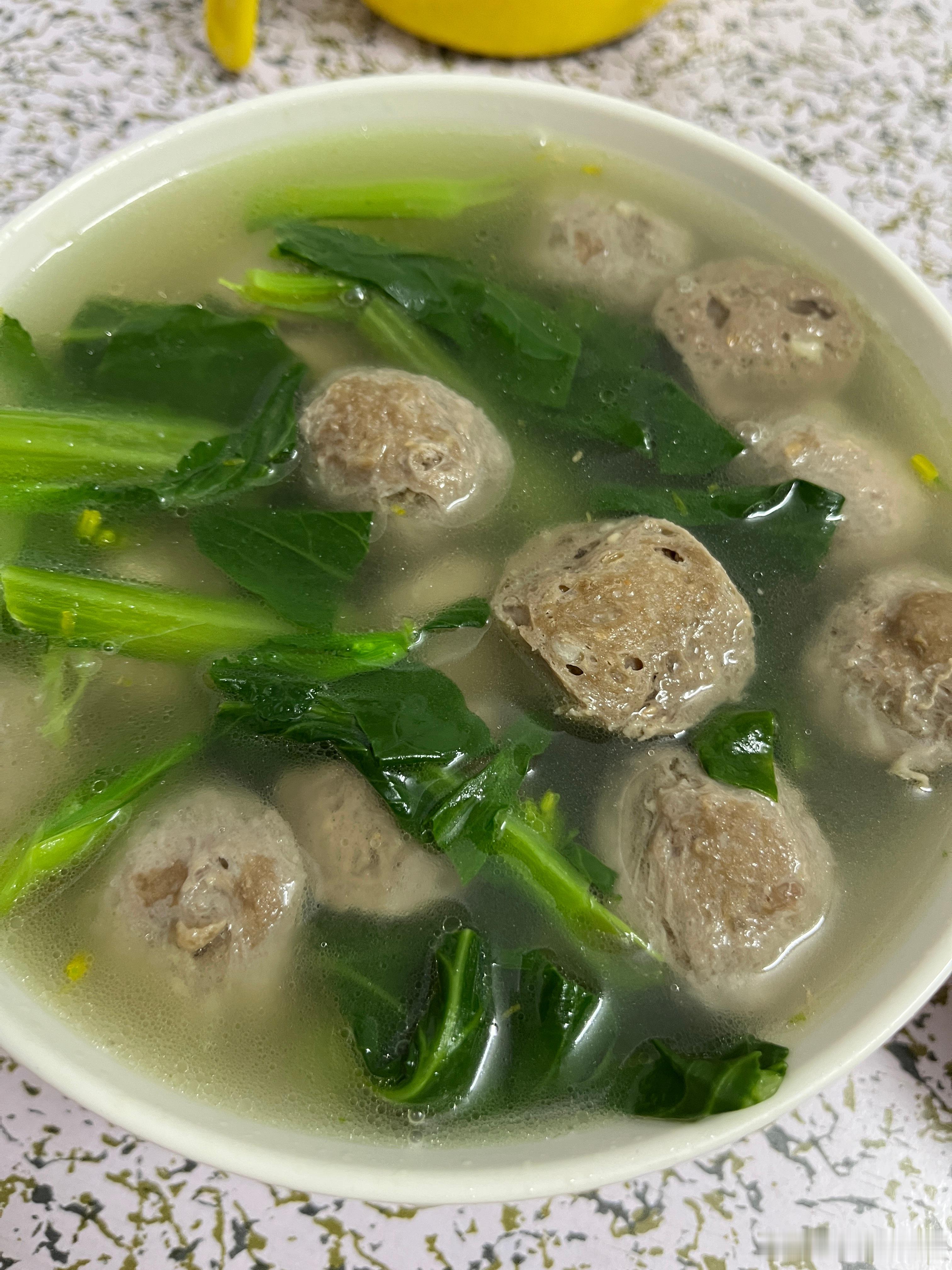 吃饭了，简简单单又一餐。冰箱没菜了，搞个肉丸青菜汤，想不到味道还不错。女儿老是想