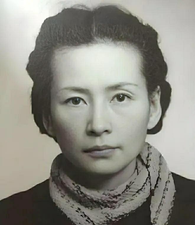这是我国著名建筑家林徽因先生中年的相片，依旧端庄美丽，只是太瘦了。很多人只知道