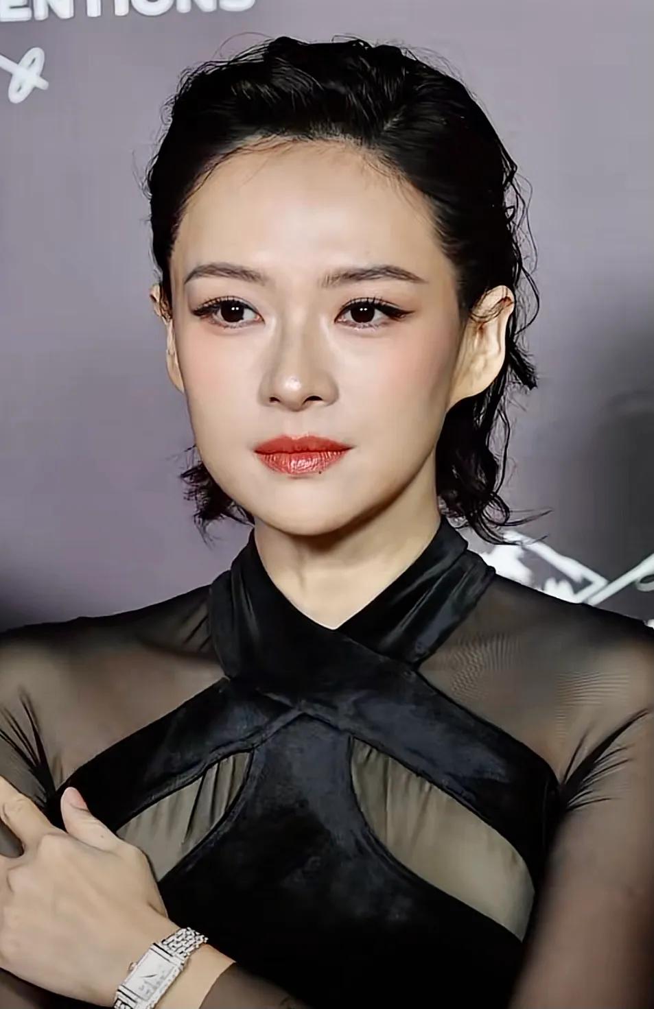 看到了刘晓庆的影子了。基本没有章子怡的痕迹了，她怎么和以前完全不一样了，拉皮了