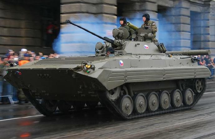 每天认识一件兵器俄罗斯BMP-2步兵战车BMP-2是BMP-1步兵战车的改良型