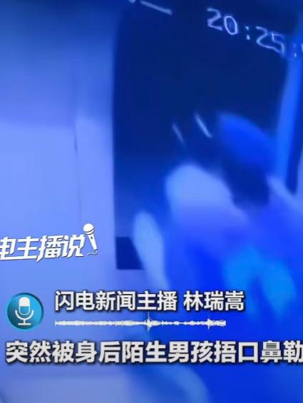 6月2日，湖南邵阳洞口县的一个居民小区里，一名年幼的女孩独自乘坐电梯回家，