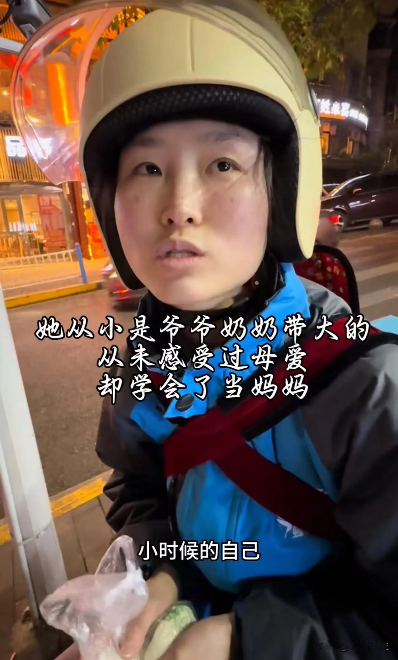 看哭了！重庆夜晚的街头，一个女子背着孩子送外卖，男子看到后就问她为什么这么晚还出