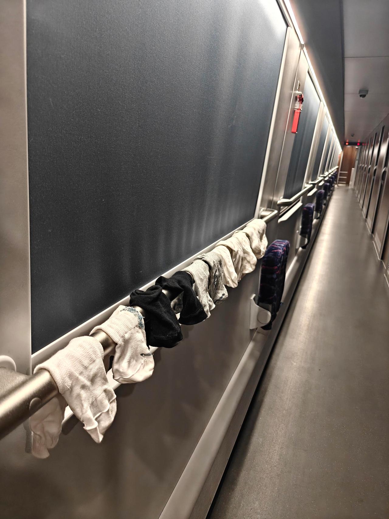 火车卧铺晾袜子，你能接受吗？走廊扶手挂满袜子，满车厢都是味，有人觉得没素质，