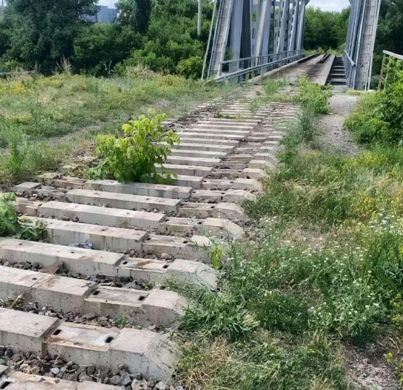 乌军顿巴斯补给干线铁轨遭拆除，乌东双子城防线岌岌可危！这张照片拍摄的是连接斯拉维