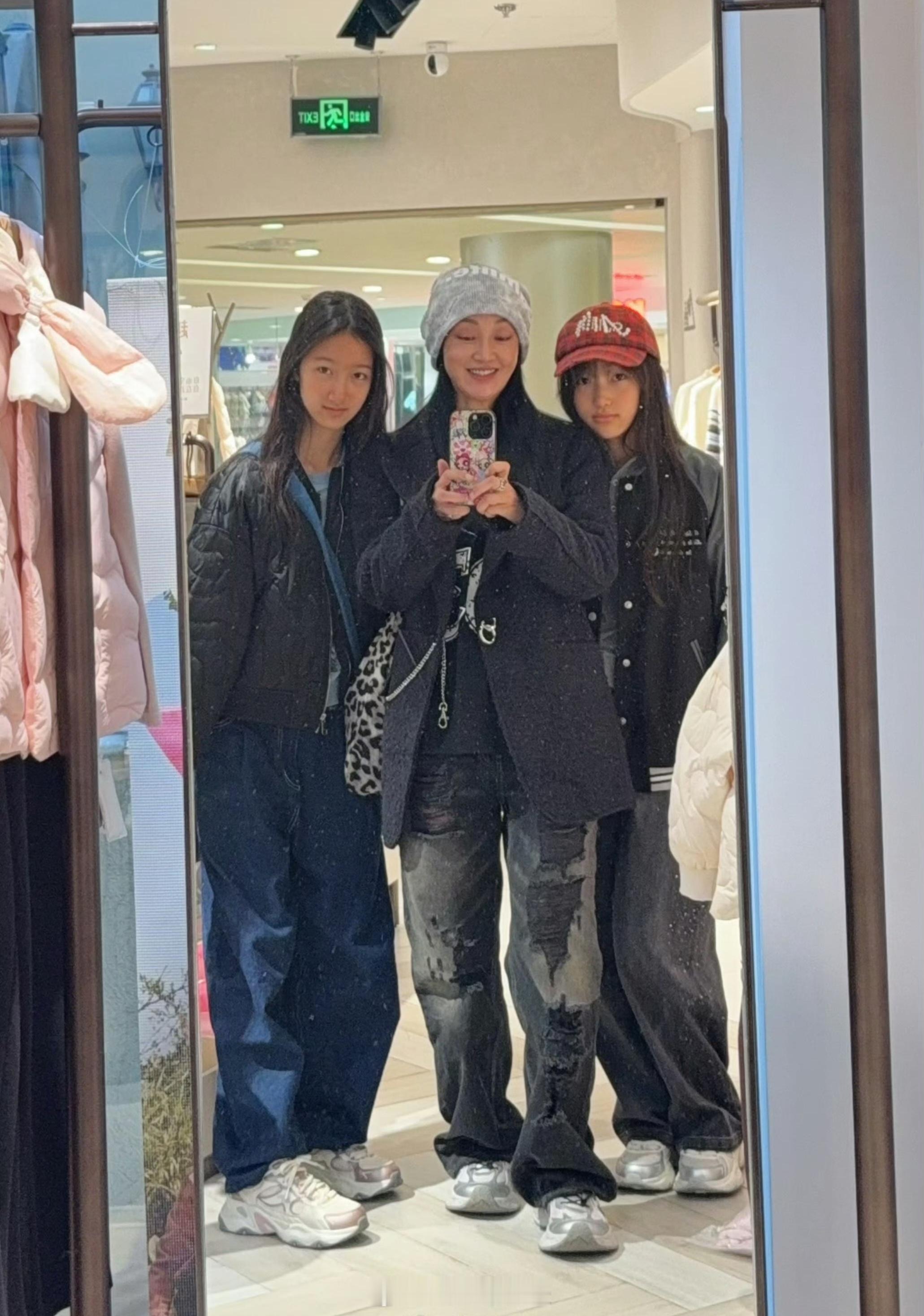赵子琪两个女儿近照赵子琪两个女儿身高赵子琪两个女儿近照曝光，身形高挑很漂亮​​