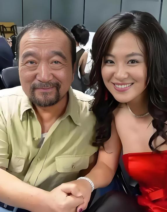 1999年，李保田儿子李彧被人忽悠签了300万的合同，对方说：“只要让你