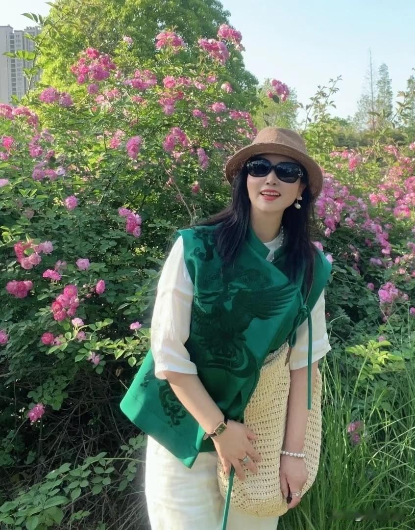 老公同事月底退休，听说一下子能拿到50万块钱，可太让人羡慕了。老公单位女同事