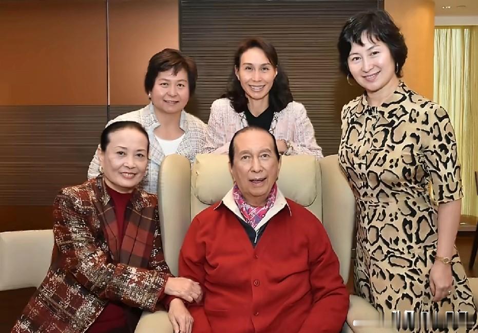 赌王何鸿燊的11个女儿大房·黎婉华1.何超英◦长女，出生于1947年◦