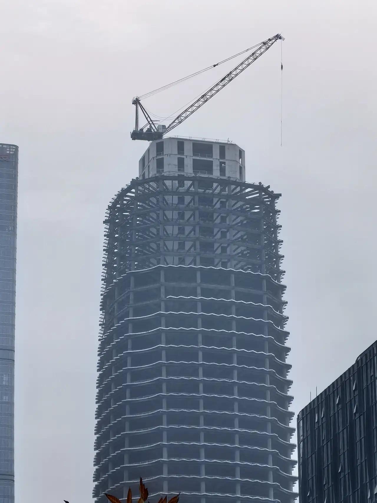 随着德邦证券迁移济南，复星国际金融中心建设速度也加快了。从图片上看，钢结构