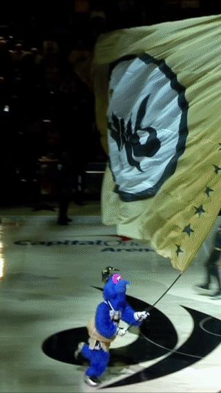 海斯推倒奇才队吉祥物G‑Wiz的画面曝光😳海斯将无缘出战明日湖人迎战76人的比