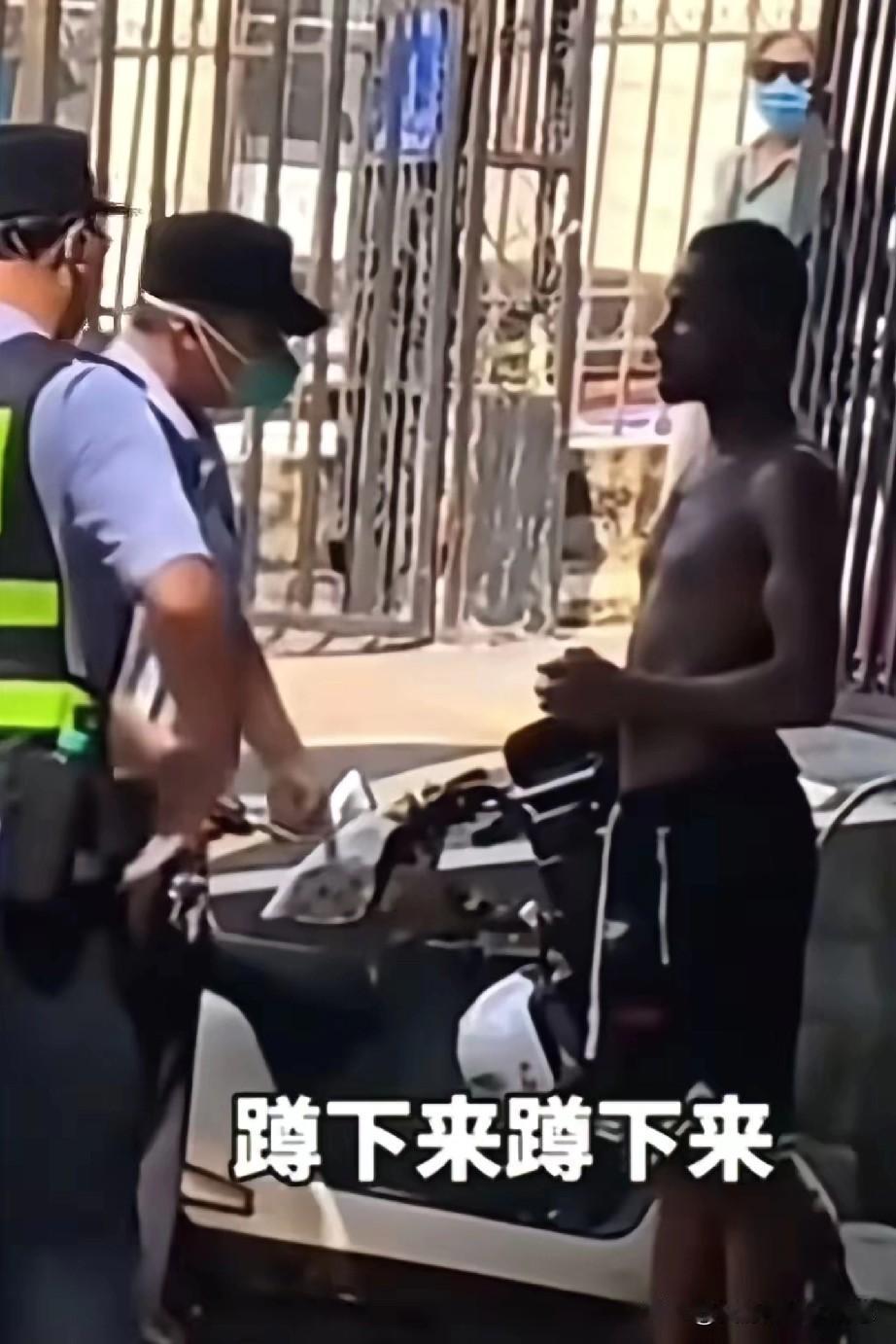 一名外籍男子在东大街头闹事，不仅不听劝阻，还拒绝配合警察的执法，结果被警察按倒在