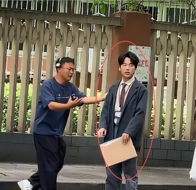 郭麒麟现在正在成都拍摄科幻电影《从红月开始》，导演是沙维琪。郭德纲在直播中这