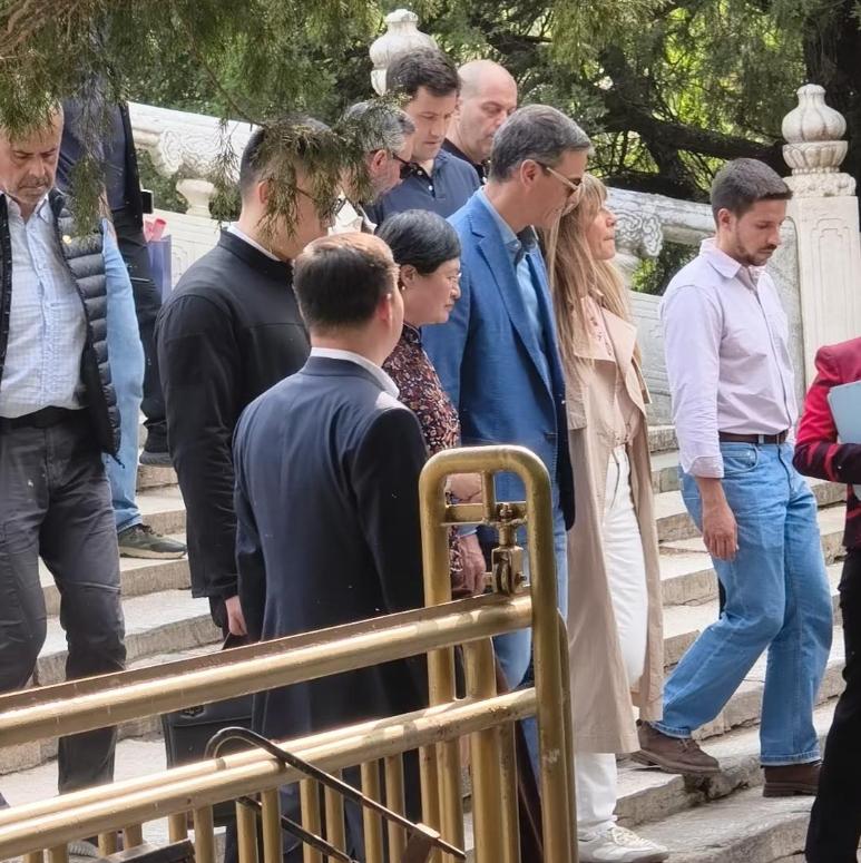 西班牙首相夫人在北京第二天，白天穿平底鞋参观颐和园，晚上换高跟鞋游什刹海，她在休