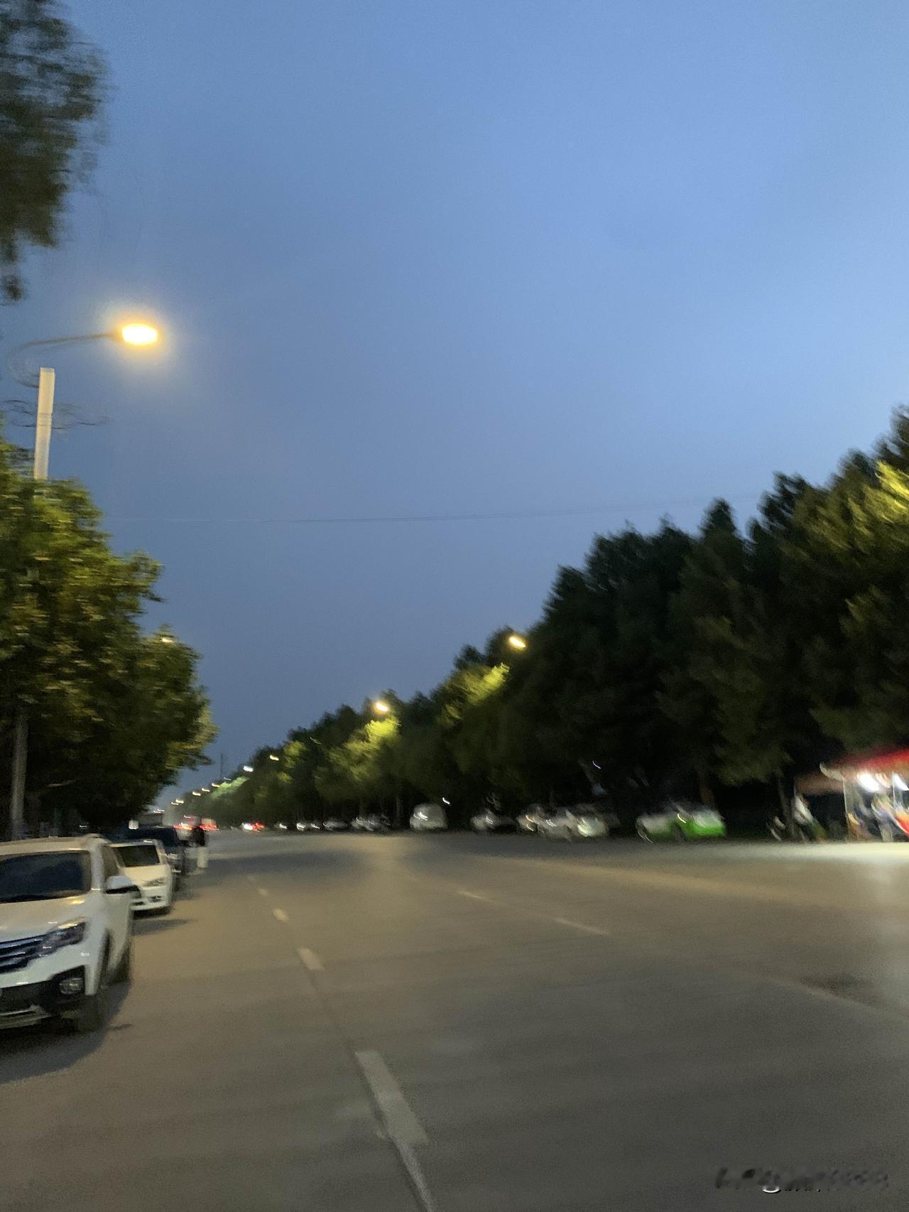 夜跑打卡，今天妥妥的8公里，每天晚上保持优良的锻炼习惯，夜跑，跑出健康，跑出人生