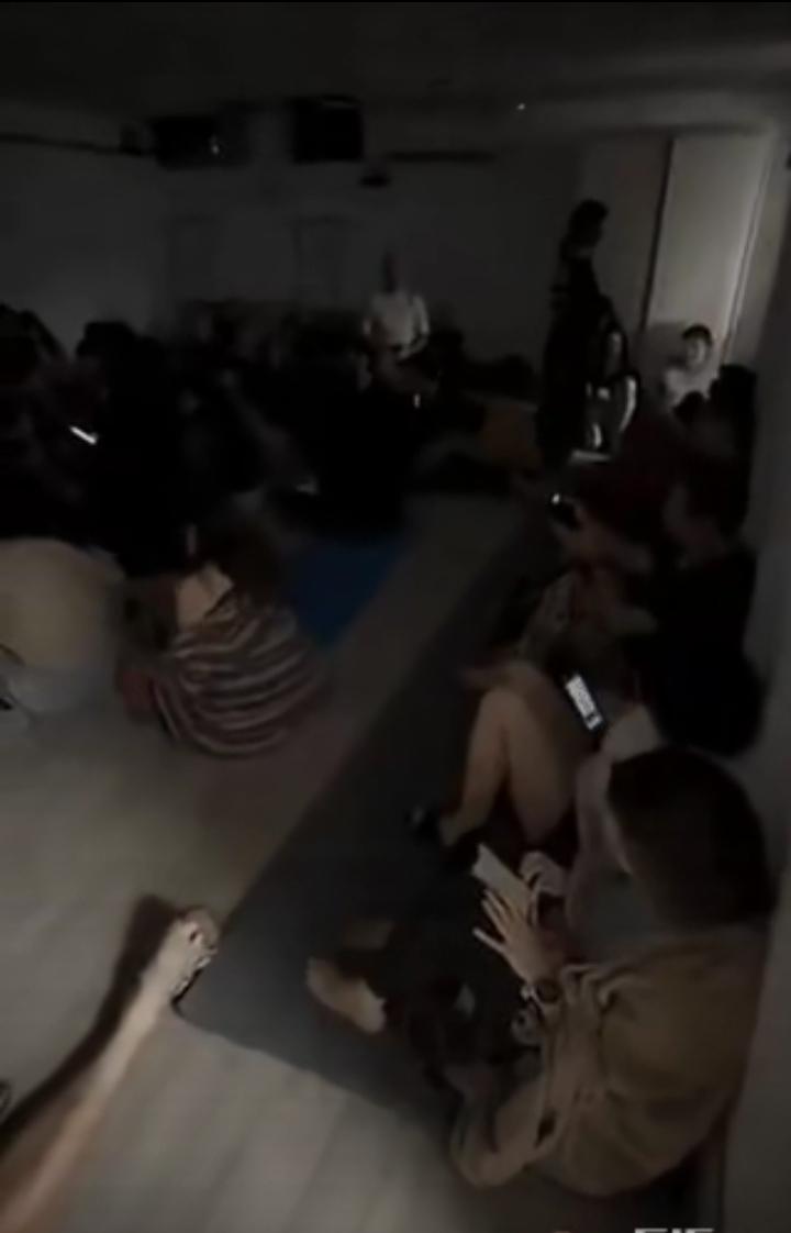 ​在以色列的特拉维夫一到黑夜之时就看到屋内的群众聚集在一起，他们在漆黑的屋内大量