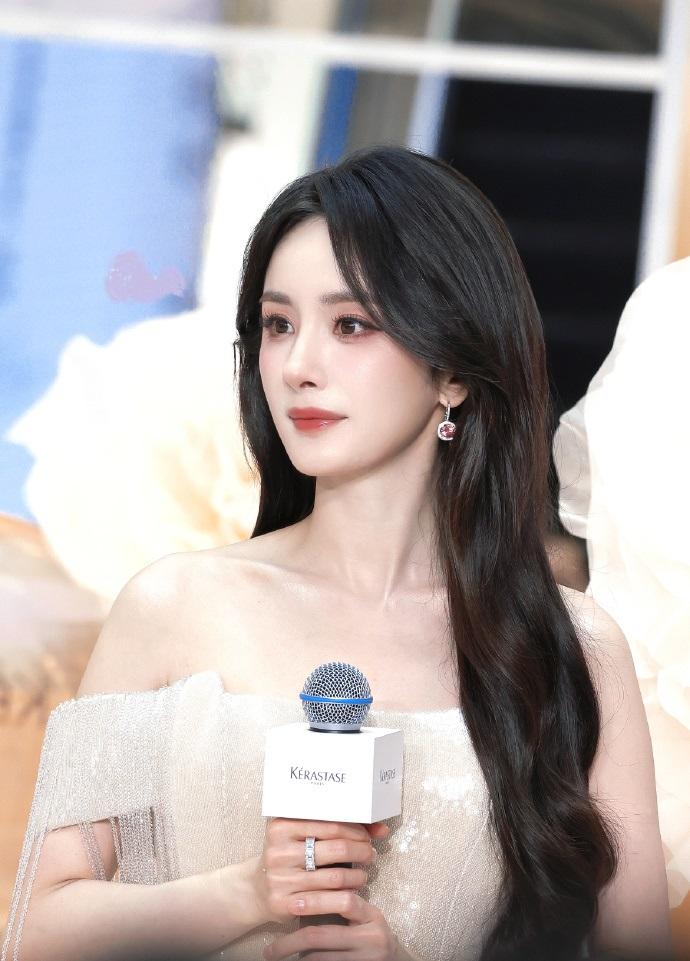 今天杨幂在出席时尚活动的时候搭配了一件米色的裙子，看起来非常的高贵，气质也很好。