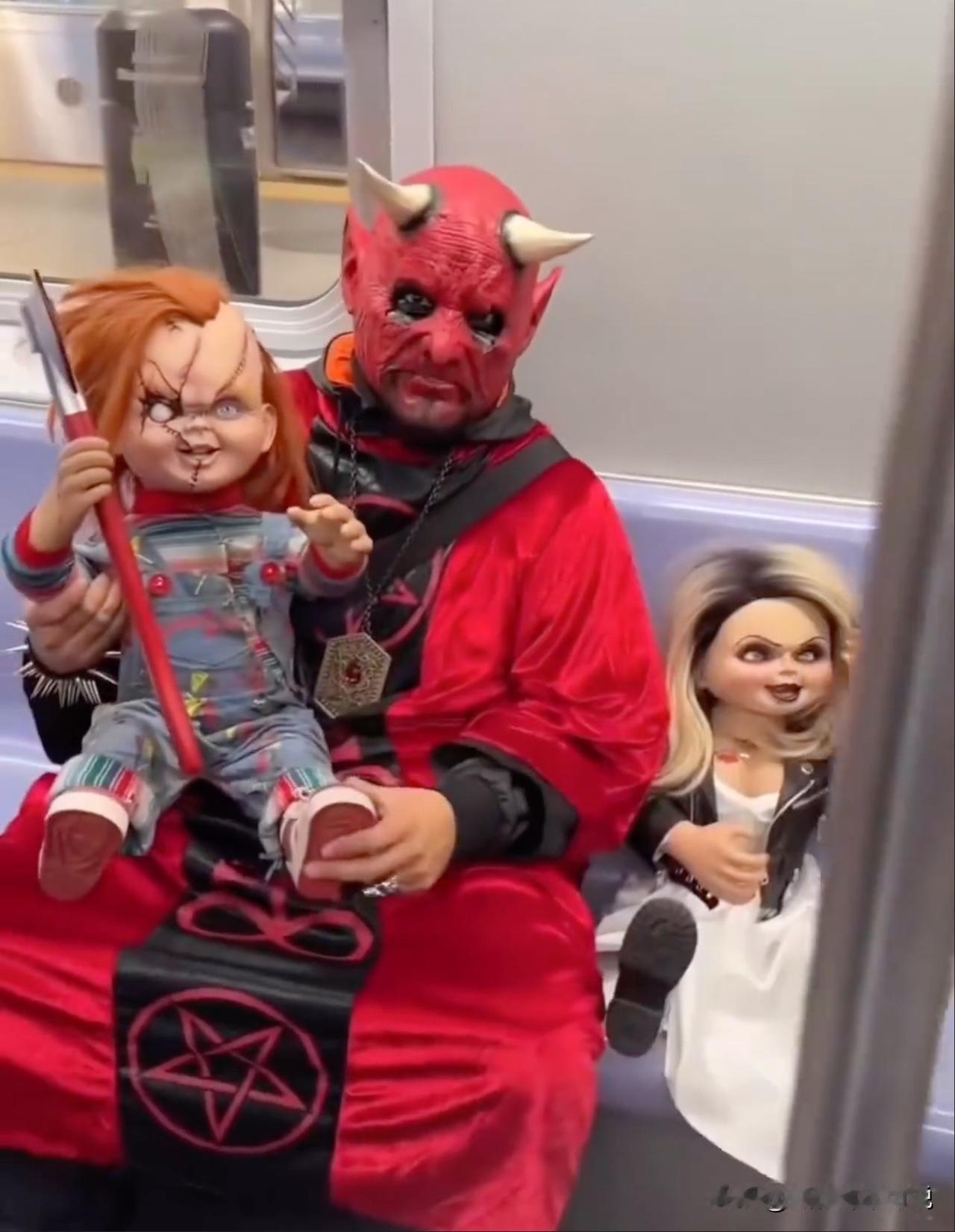 老外这个万圣节真是过出了百鬼夜行的感觉，当你走上这班地铁时，知道的是知道在过万圣