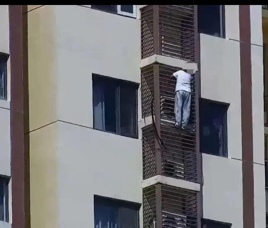 真是惊心动魄的高空救援！万幸老人平安无事。事件经过（北京石景山，4月1日）