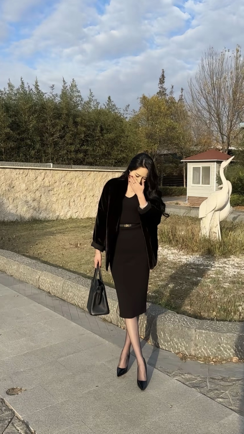 优雅黑裙穿搭，尽显都市女性魅力