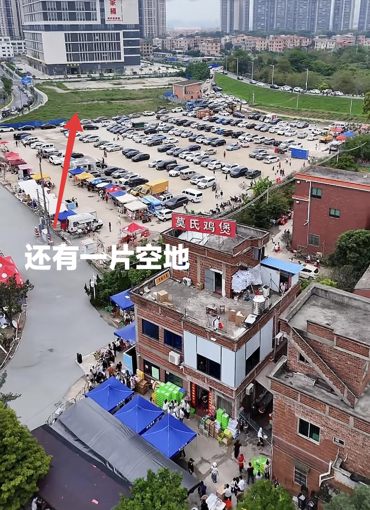 莫氏鸡煲的停车场应该是全国最大的鸡煲停车场了吧。莫氏鸡煲火了之后，为了方面食客停