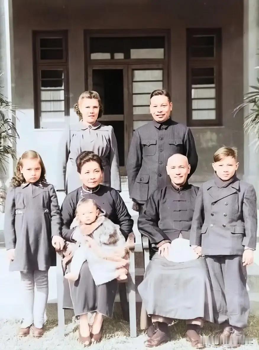 王铎：蒋介石在台湾的全家福看着这张照片，我们能够体会和感慨到，一个王朝是怎样没